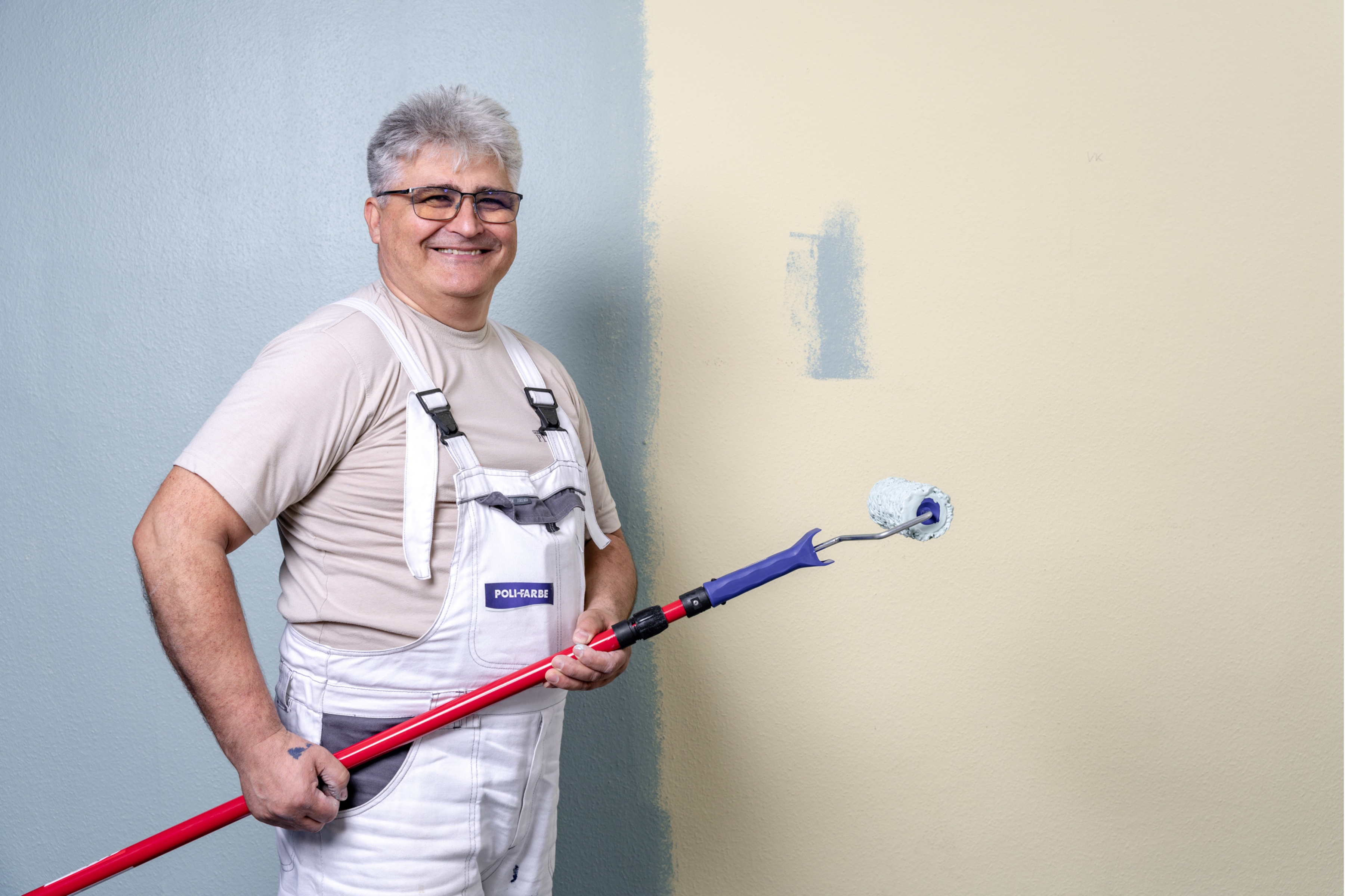 DIY festési projekt folyamatban, Szobafestő Attila festi a lakást.